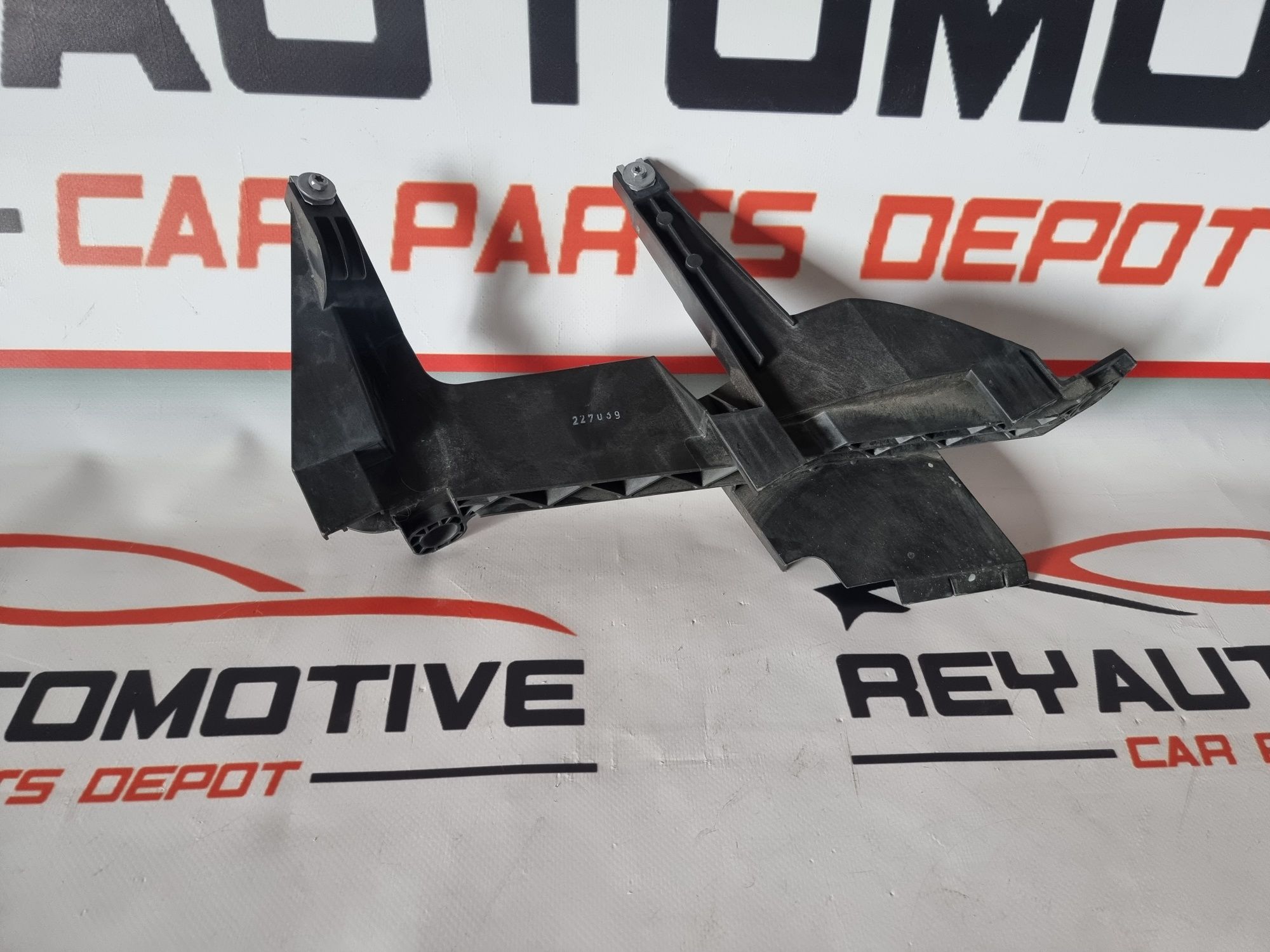 Suport far dreapta Bmw X3 E83 dupa 2003 cod 1301073025