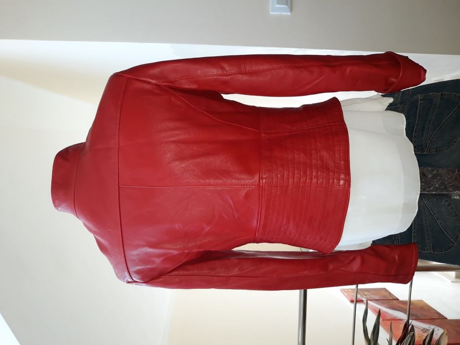 Vand o frumoasă geaca de piele