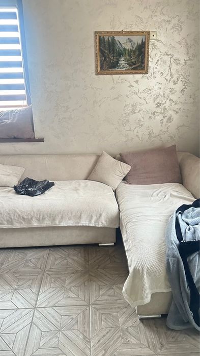 Здравствуйте продам диван отличном состоянии дыщащий  материал