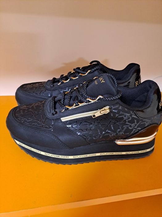 Сникърси  Reply  ,почти нови