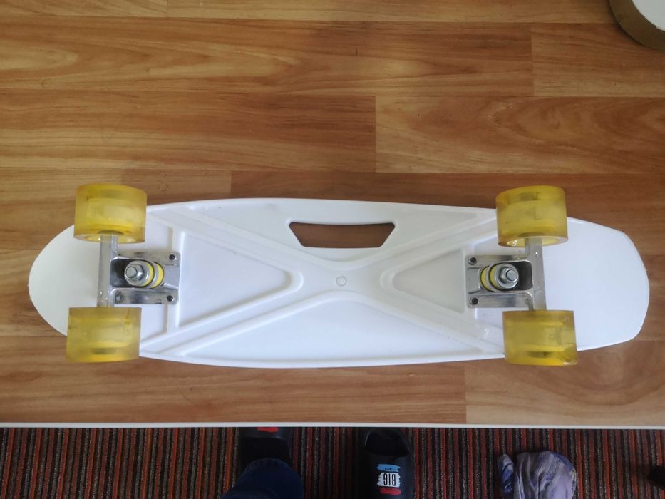 продается скейтборд в отличном состоянии ролики светятся