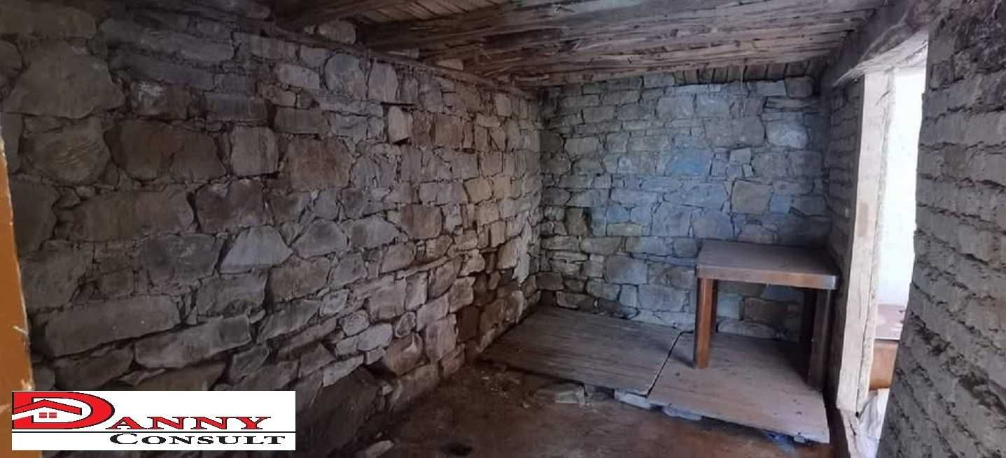 Стара къща с двор и гора в с. Орловци