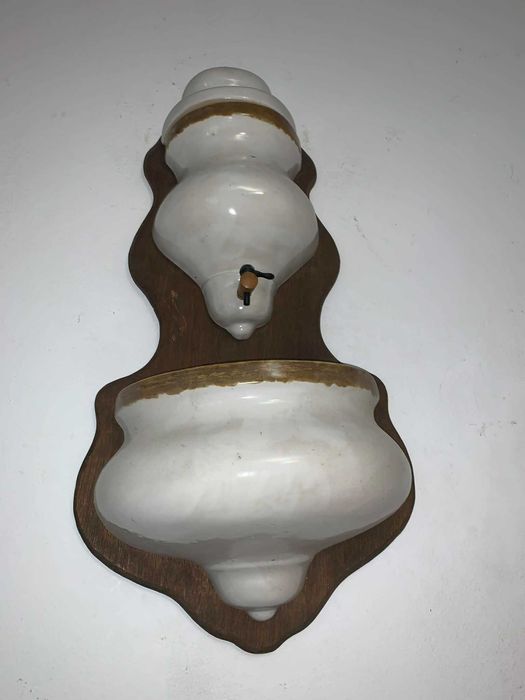 Cismea de perete din porteln cu capac asezata pe lemn