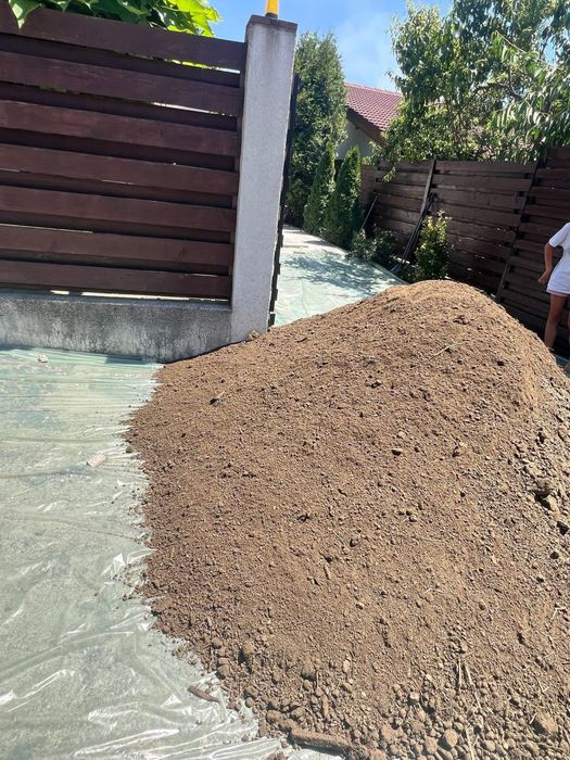 Pamant negru de padure sortat ,maruntit / mranita pentru gazon