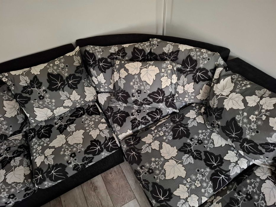 Продавам ъглов диван и 2 табуретки