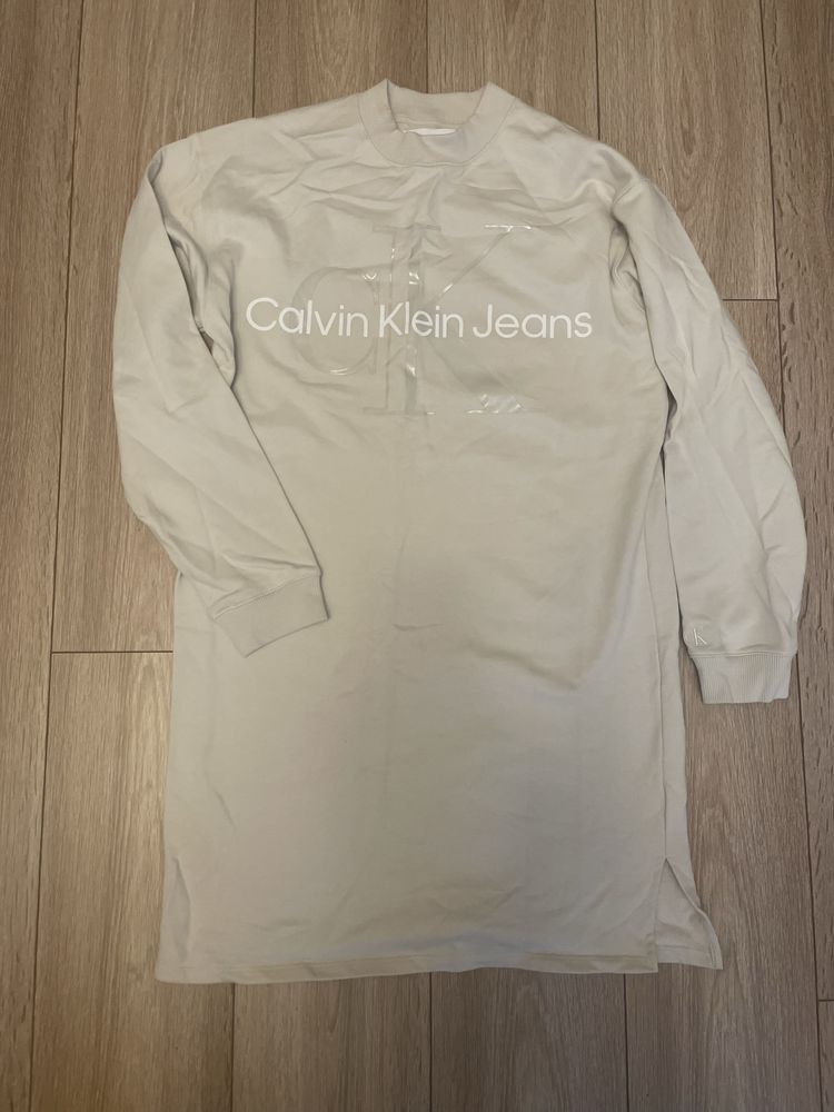 Суичър и рокля calvin klein