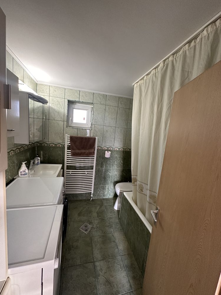 Vand apartament la casa (demisol)