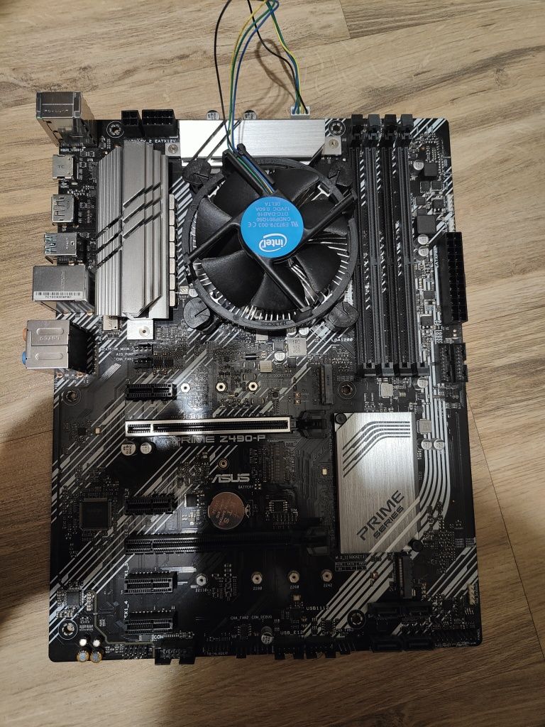 Vând placa de baza Asus z490 Prime