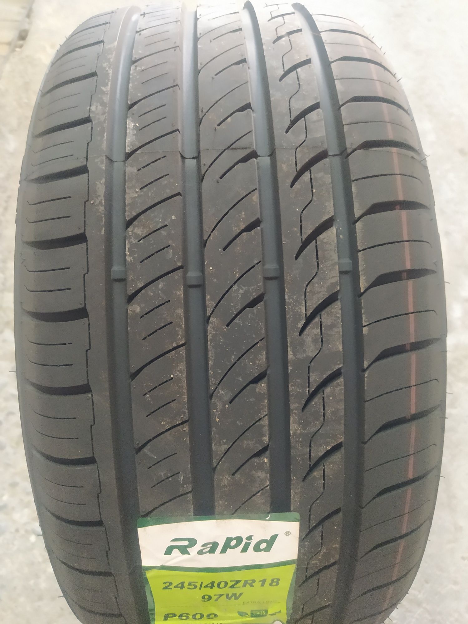 Rapid 245/40R18 P609