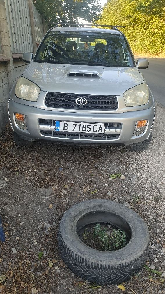 Продавам Тойота Рав 4