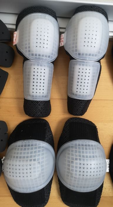 Protectii moto umar coate solduri coapse genunchi cotiere genunchiere