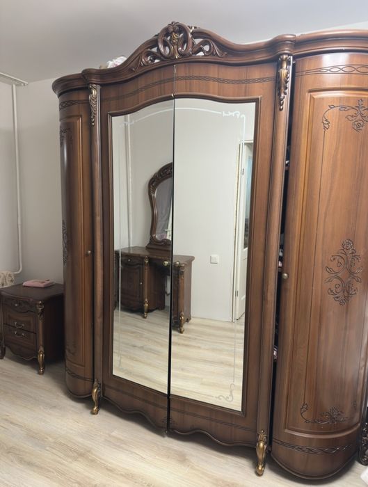 Продам шкаф, комод с зерколом и 2 тумбочки в отличном состоянии