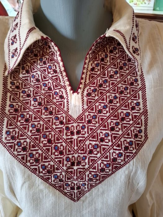 Риза с богата бродерия