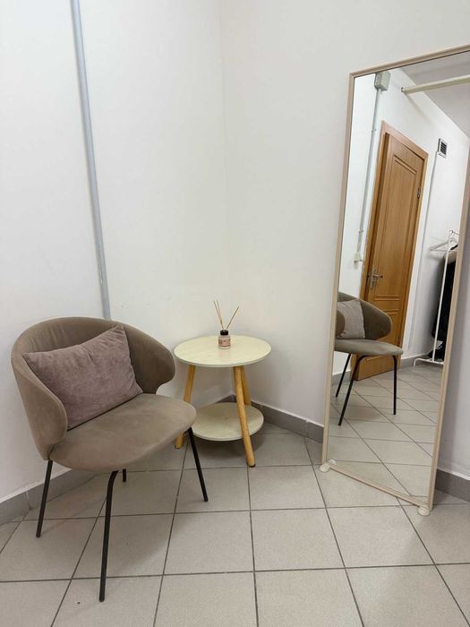 Сдам место для мастера по ресницам или перманентному макияжу.