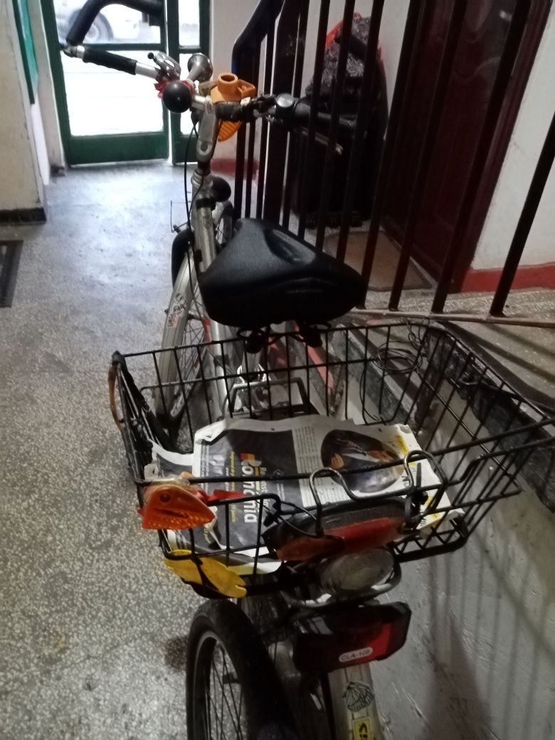 Vând bicicleta cu cadru de aluminiu.