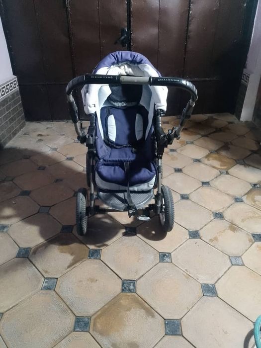 Болалар коляскаси сотилади.