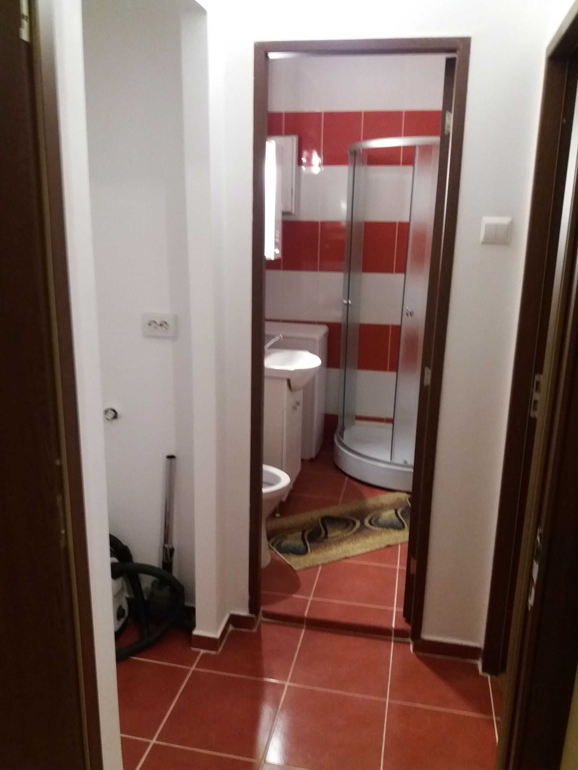 Camera de inchiriat la apartament cu 3 camere.