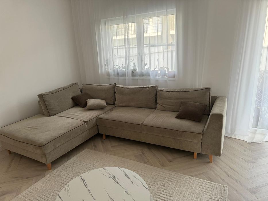 Coltar living cu extindere și lada culoare bej/maro deschis 300x195