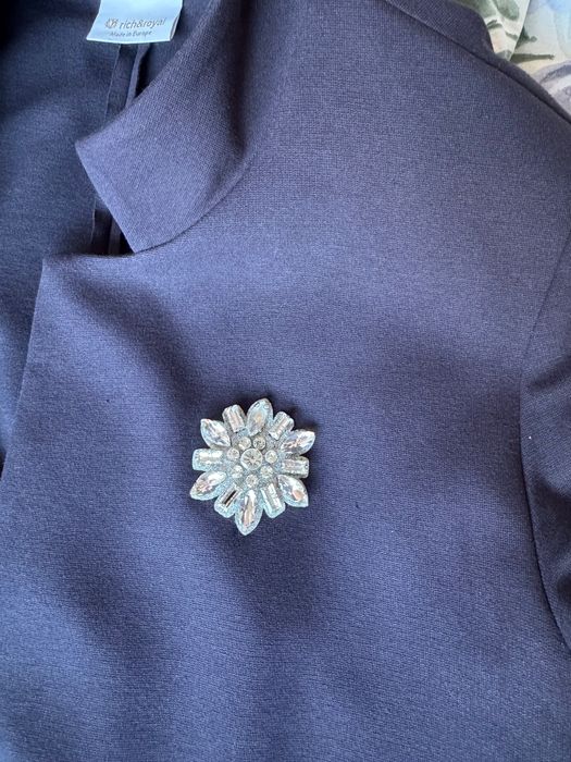 Елегантно сако с брошка