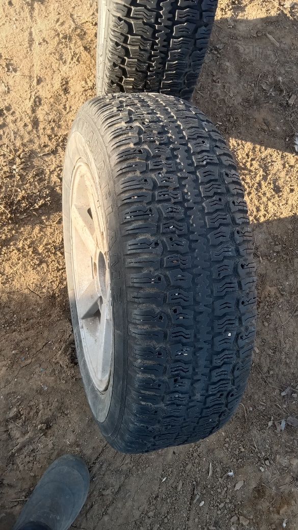 Продам диски с шинами на ниву б/у + запаска  размеры 205/70/R16