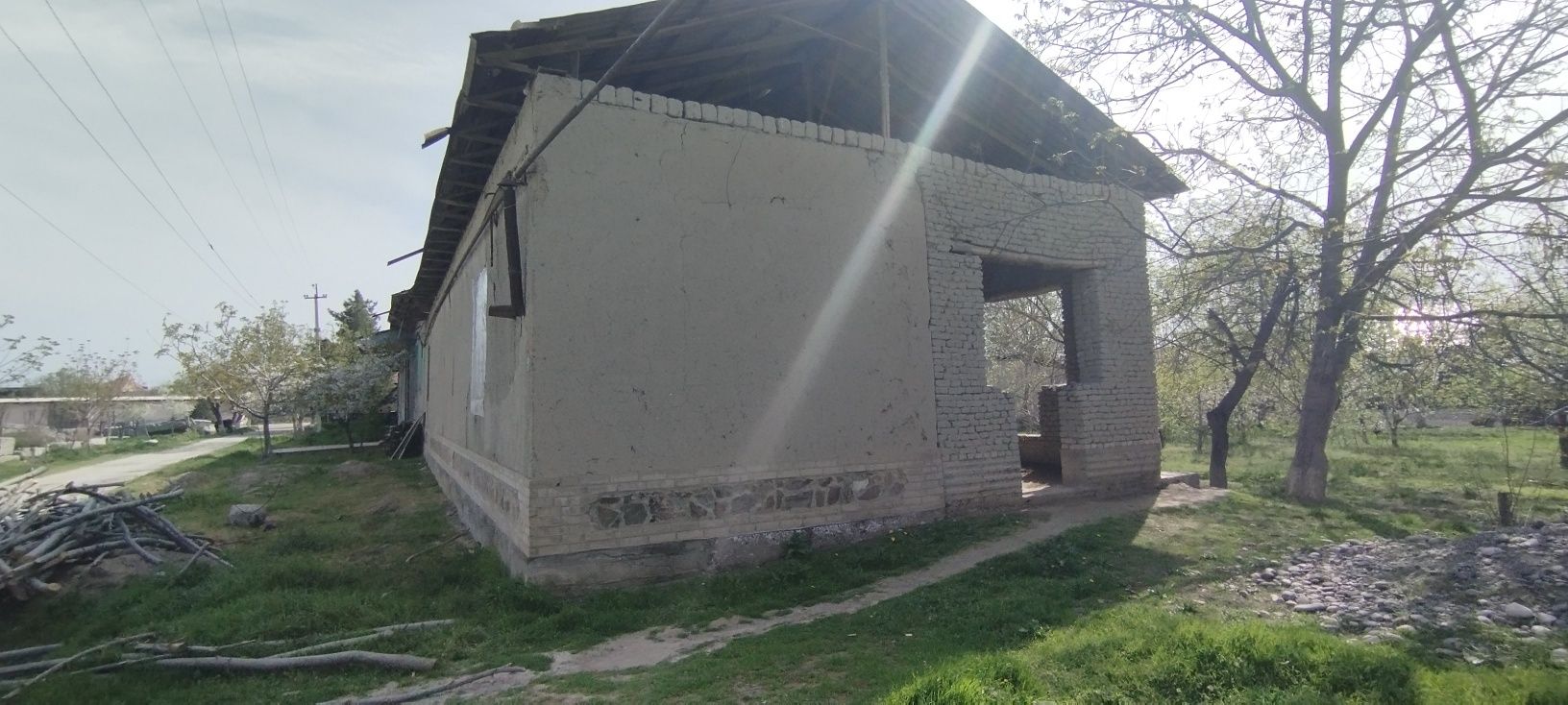 Hovli sotiladi . Tayloq Катта кишлак.