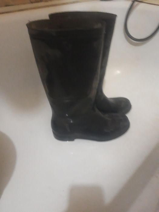Продам резиновые сапоги 42-43рр