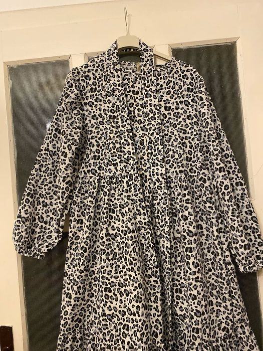 Vand rochite elegante si decente