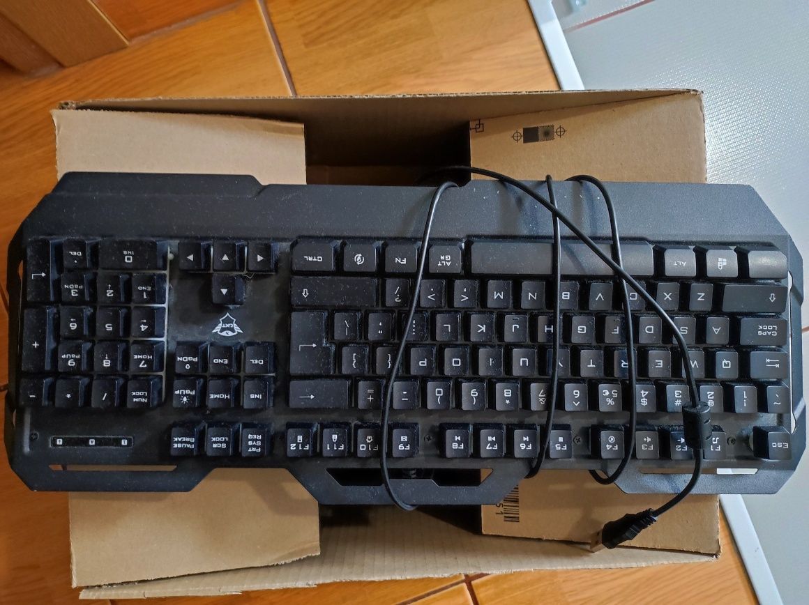 Tastatura gaming Trust GXT 856 Torac, Iluminare RGB, Negru