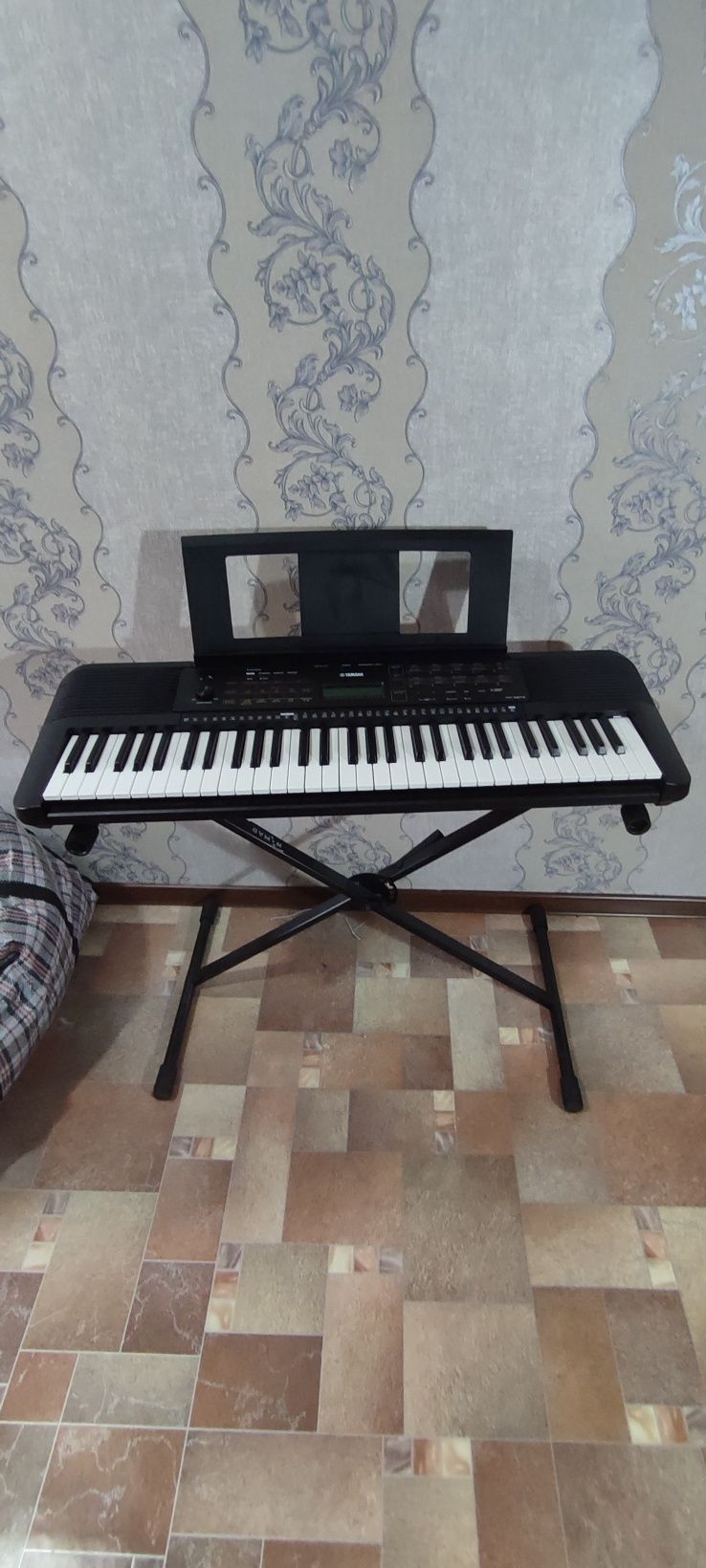 Синтезатор Yamaha PSR-E273 Black + стойка