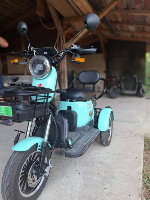 Scuter electric pe 3 roti