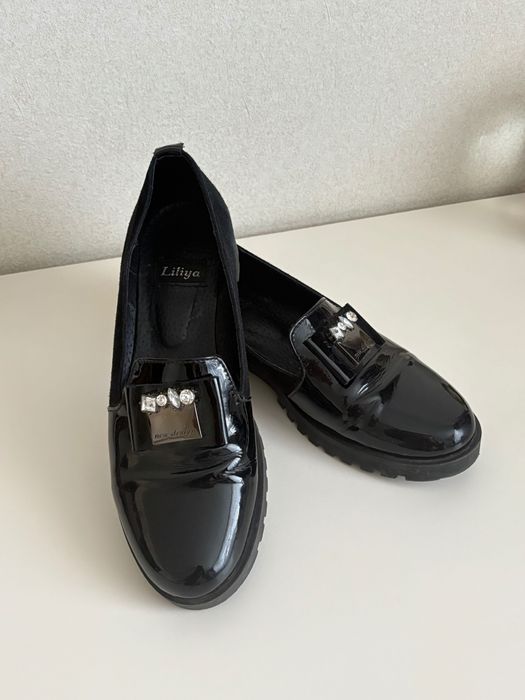 Loaferi negri, piele întoarsă și lac