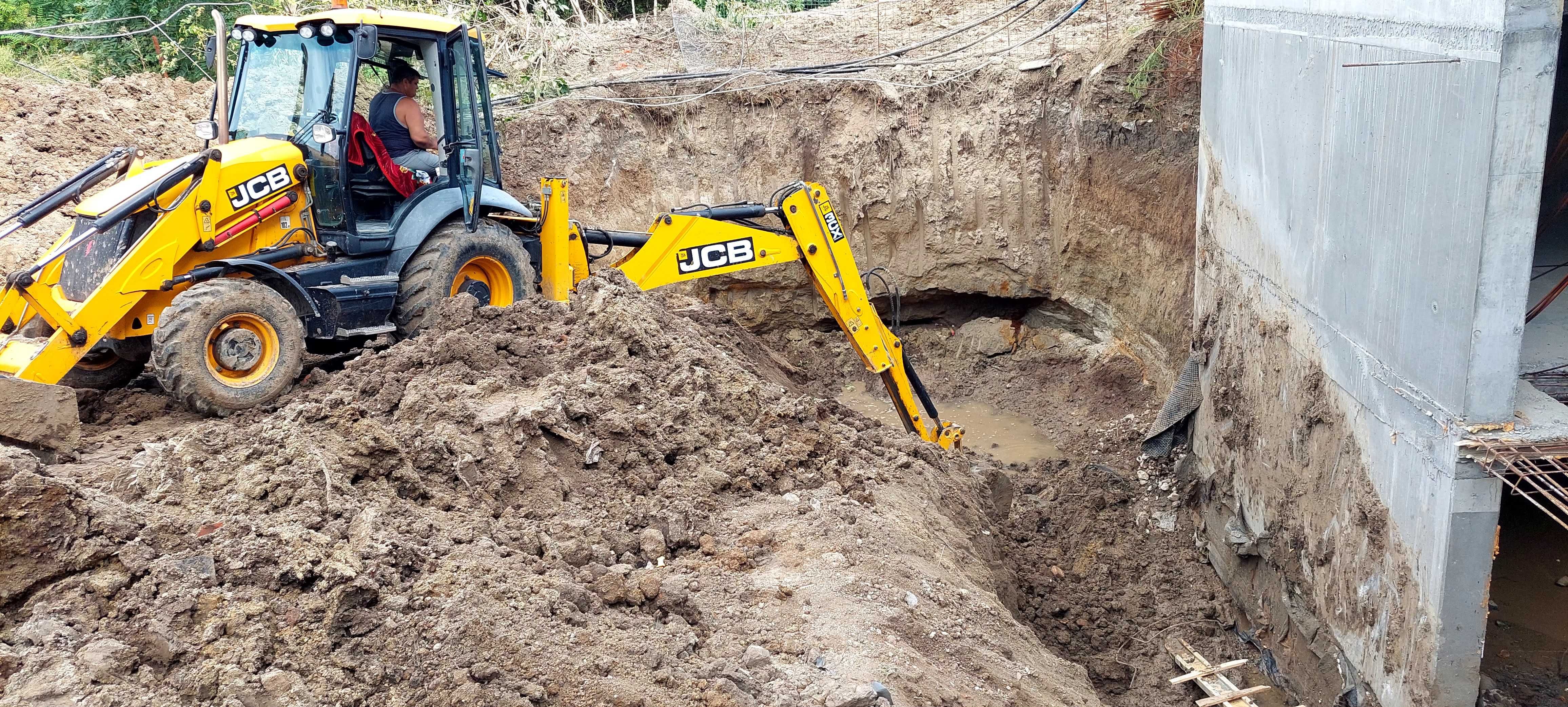 inchiriem buldoexcavator cu picon ,excavatii. defrisari,demolari