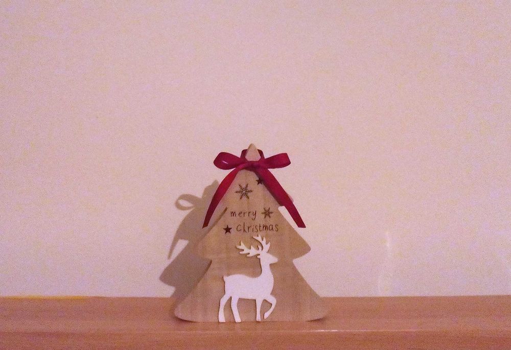 Красива декоративна дървена коледна елха с елен и коледен надпис