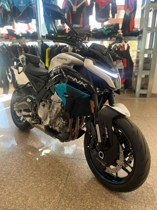 Motocicleta naked CFMOTO 675NK