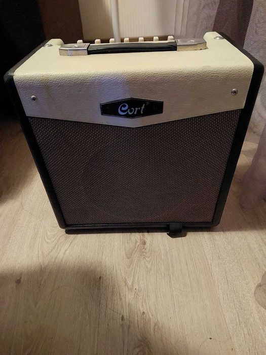 Малогабаритный комбоусилитель для электро-гитары (CM15R BK)