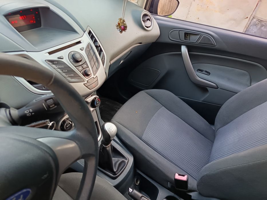Vând Ford fiesta. Preț 4000€, ușor negociabil
