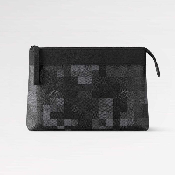 Кожена чанта с чип NFC - Louis Vuitton клъч 2026