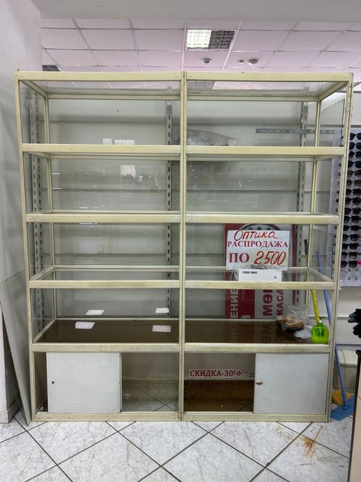Витрину продам за 5000 и отдам стекла бесплатно