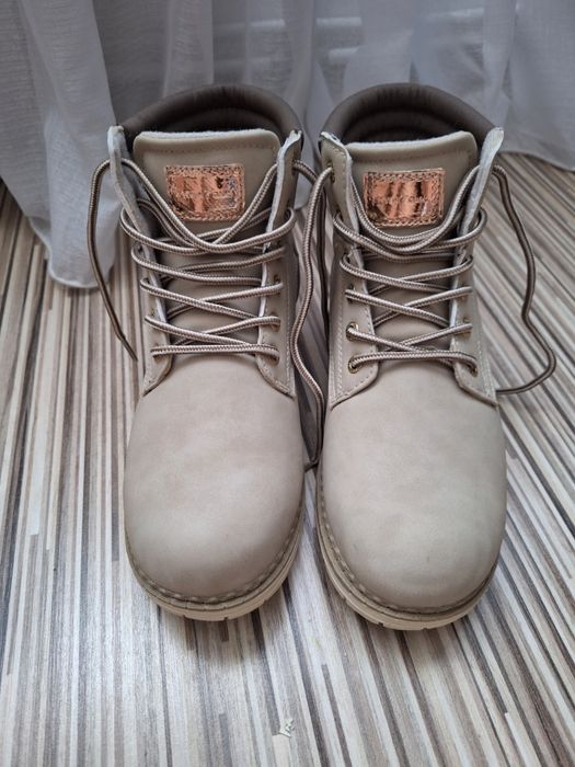 Ghete noi Seven Oaks mărime 38.