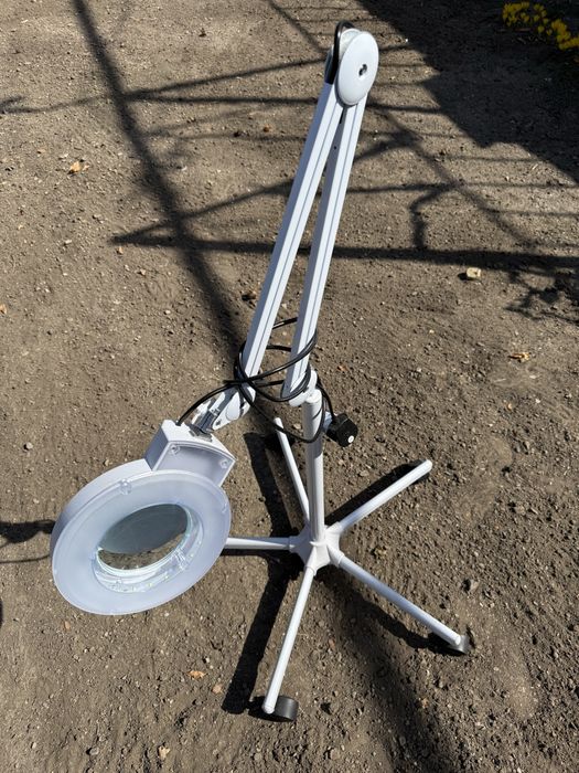 LED лампа с лупа