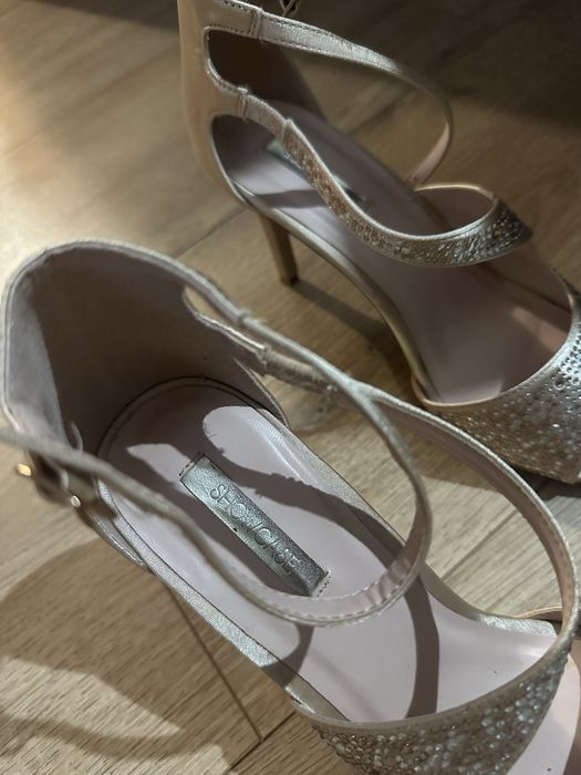 Обувки на ток с камъни