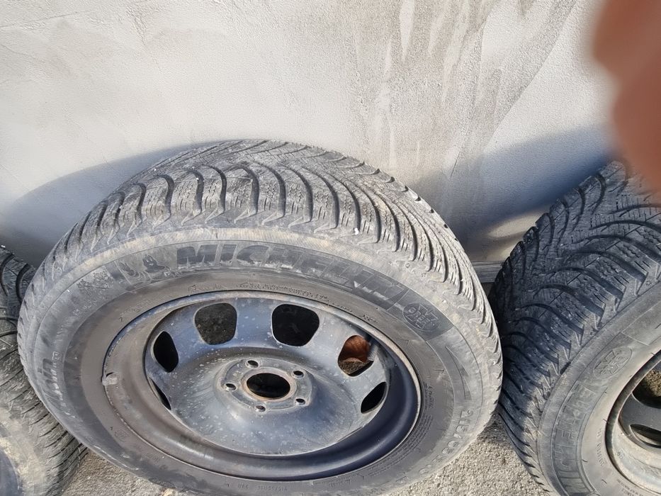 Vând set jante tabla R16 cu anvelope de iarnă Michelin (Duster)