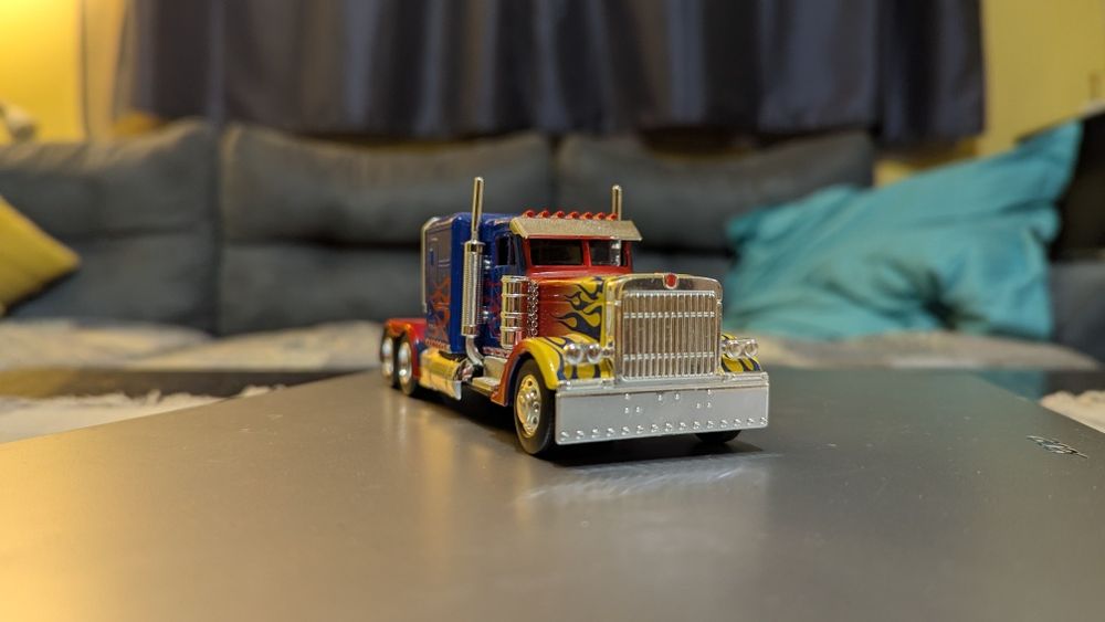 Vând tir Optimus Prime, scara 1/32, firma Jada, stare foarte bună