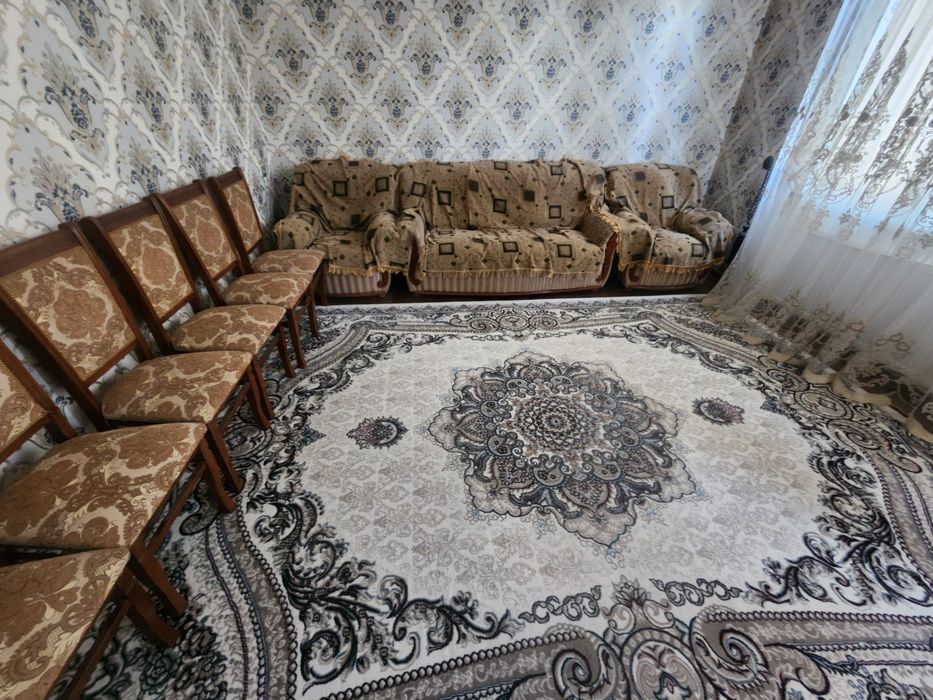 Кухня. Люстри. Мебел.