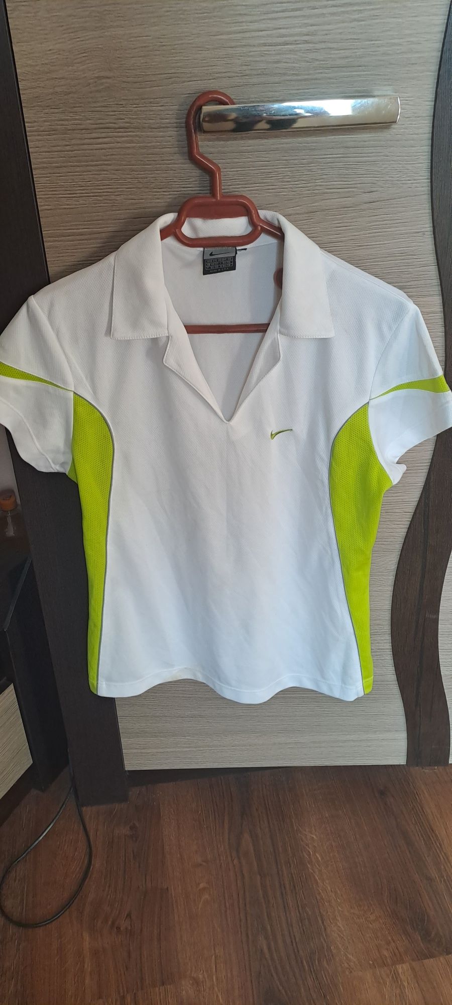 Vând tricou cu guler nike