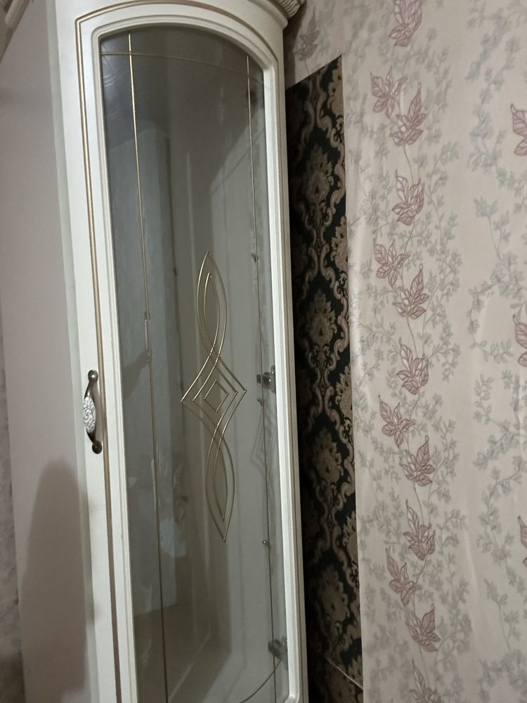 Продам Шкаф Сервант.