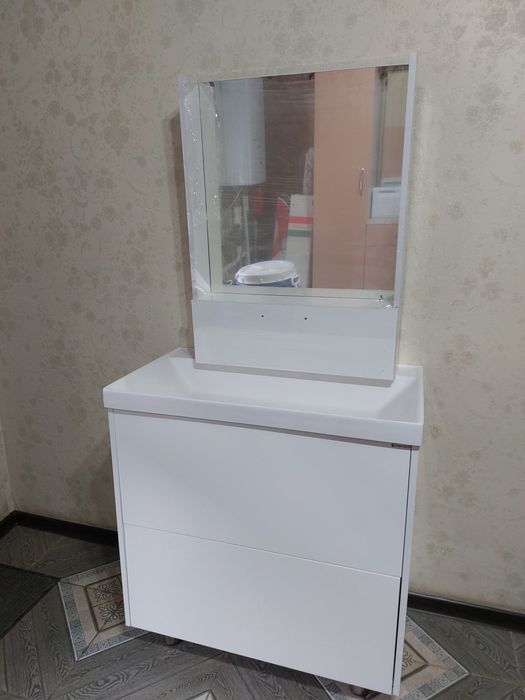 Продам раковину в сборе. С зеркалом