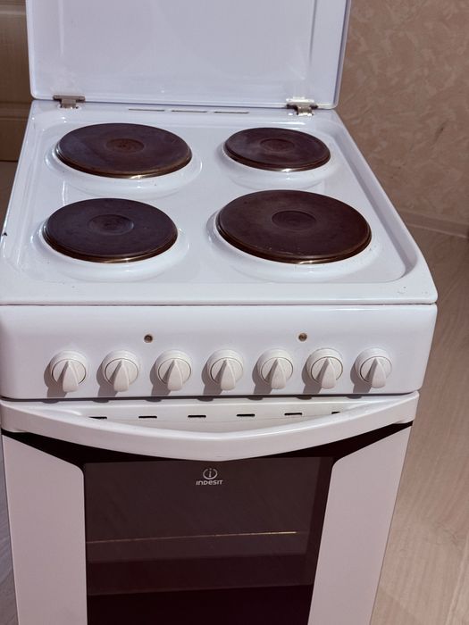 Продаю электро плиту Индезит