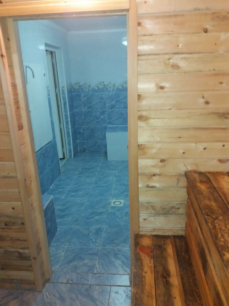 Екі қабат үйде, үш бөлмелі пәтер сатылады.