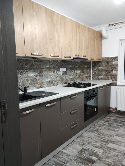 INCHIRIEZ  Apartament in spate la magazin VICTORIA